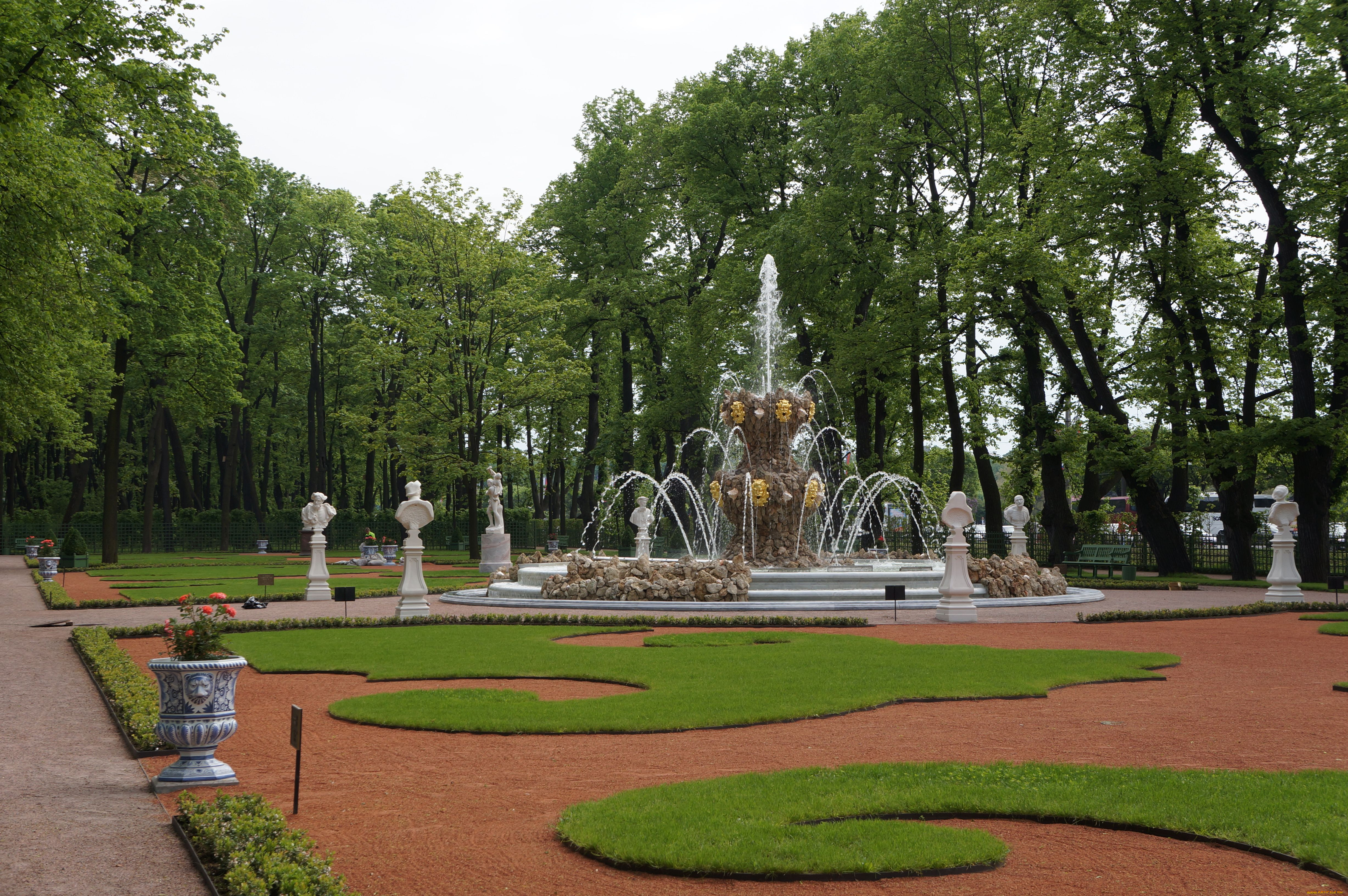 Коронный фонтан в летнем саду Петербурга
